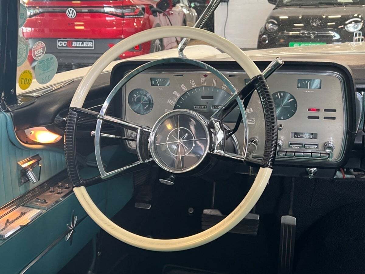 Hvid Lincoln Premiere fra 1959 set indefra