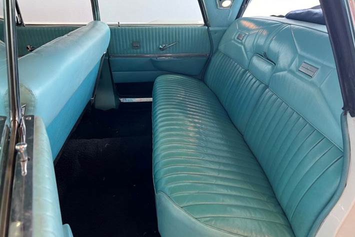 Hvid Lincoln Premiere fra 1959 set indefra