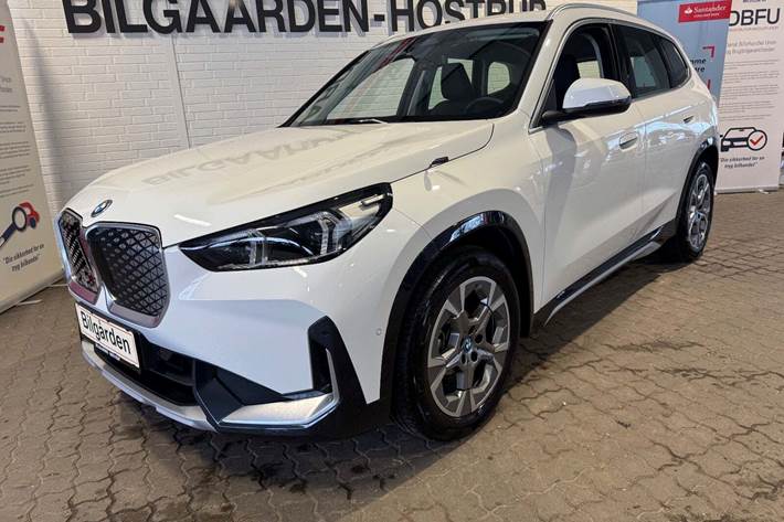 Hvid BMW iX1 fra 2024 set udefra