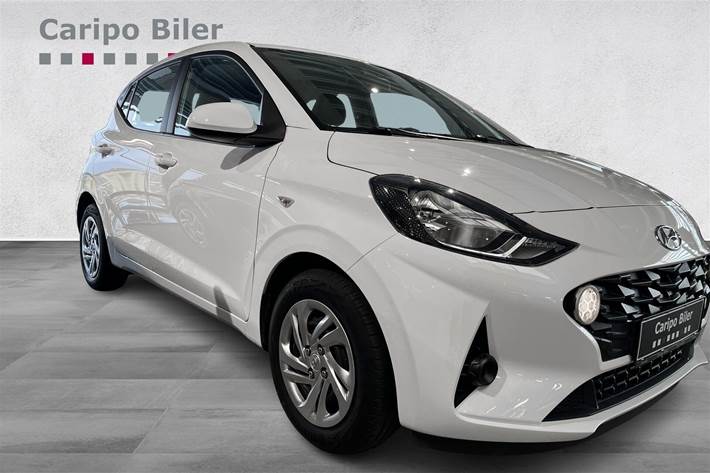 Hvid Hyundai i10 fra 2023 set udefra