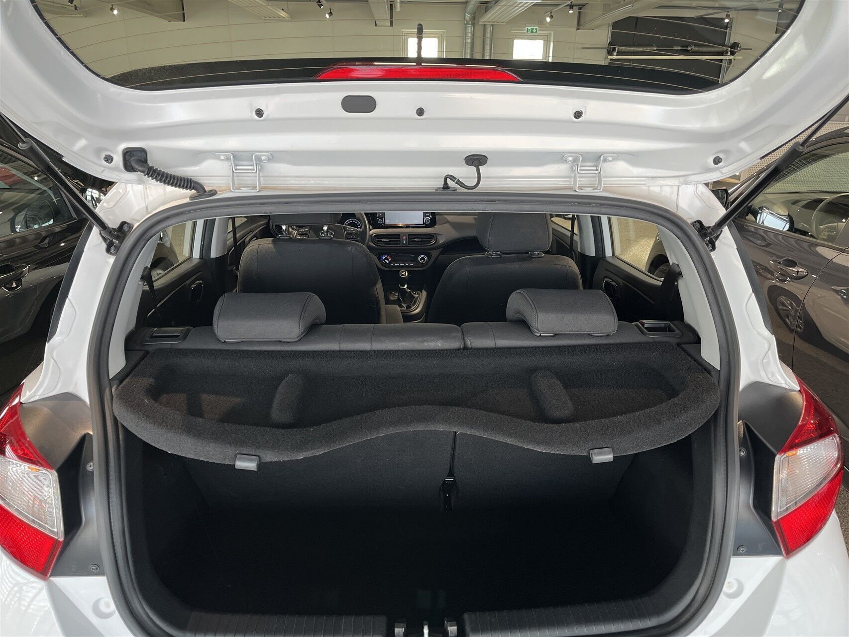 Hvid Hyundai i10 fra 2023