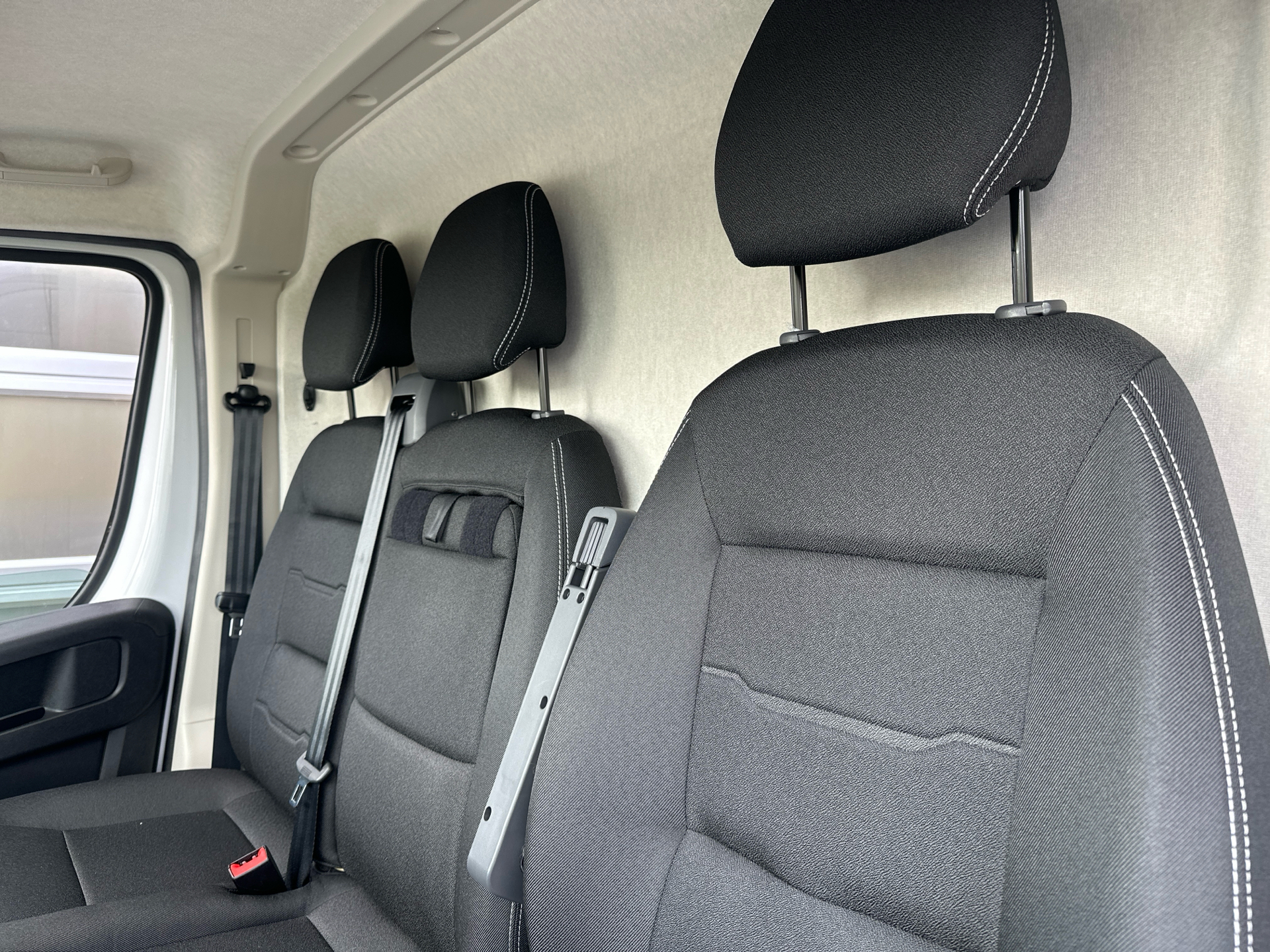 Hvid Opel Movano fra 2025