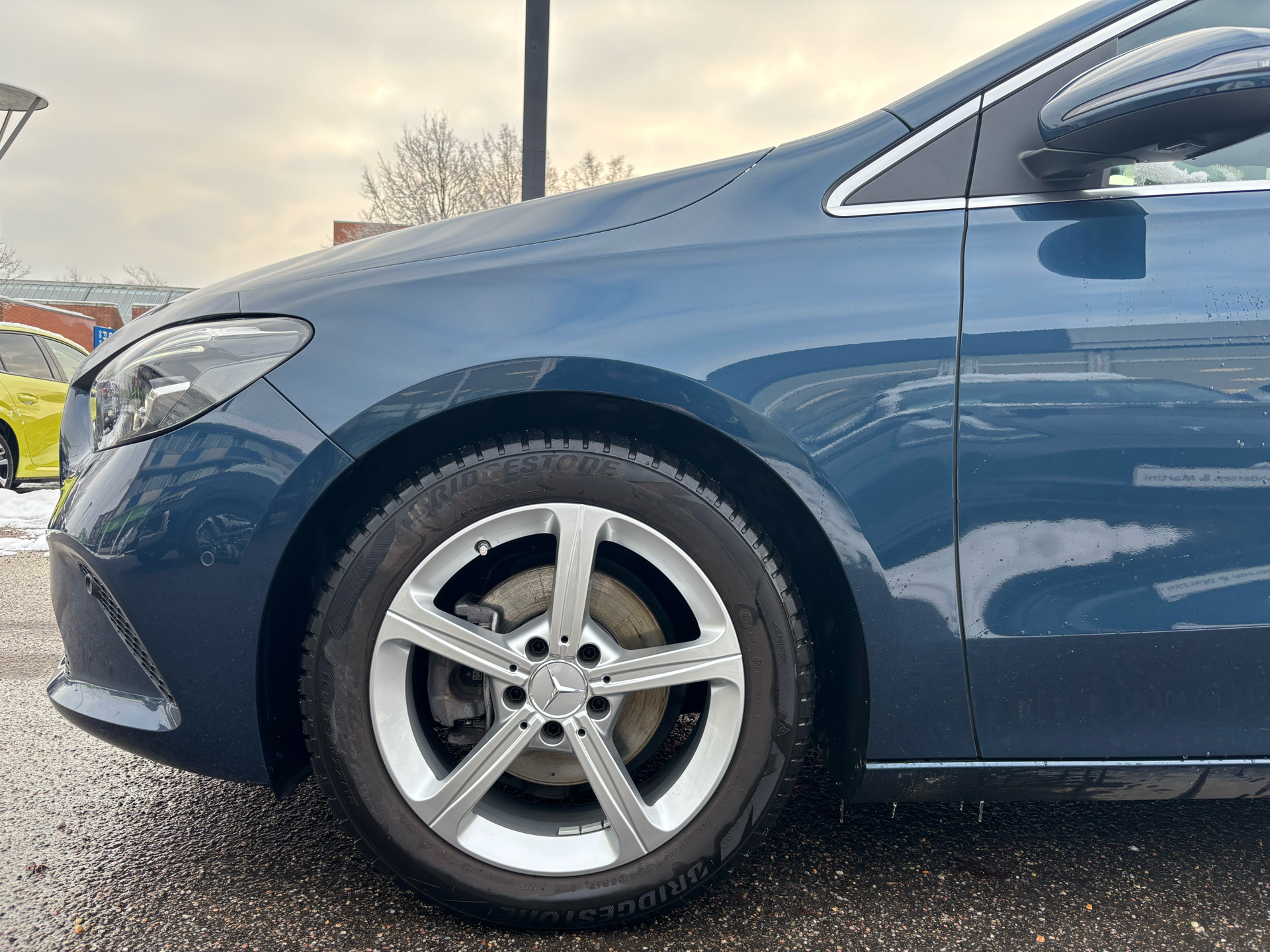 Blå Mercedes B180 fra 2021