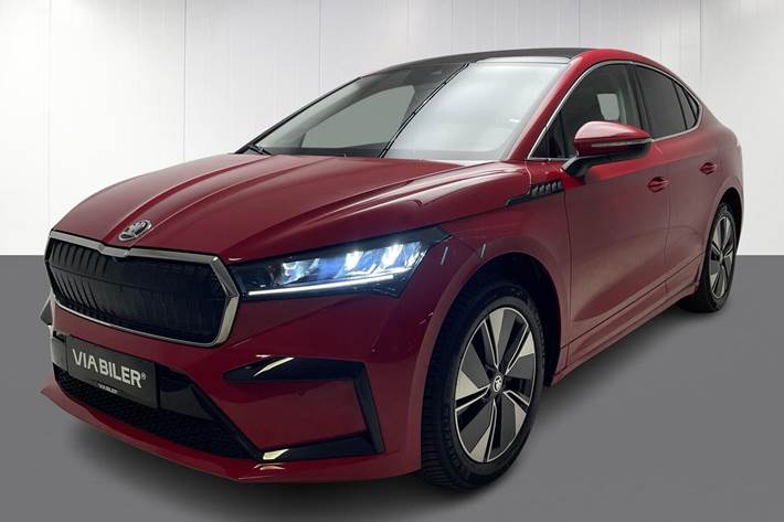 Rød Skoda Enyaq iV fra 2023 set udefra