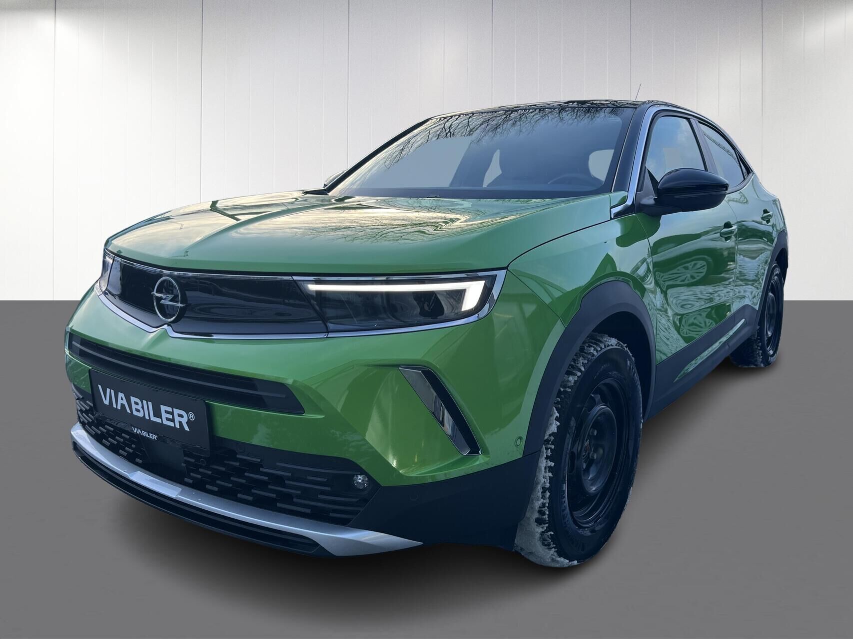 Grøn Opel Mokka-e fra 2023 set udefra
