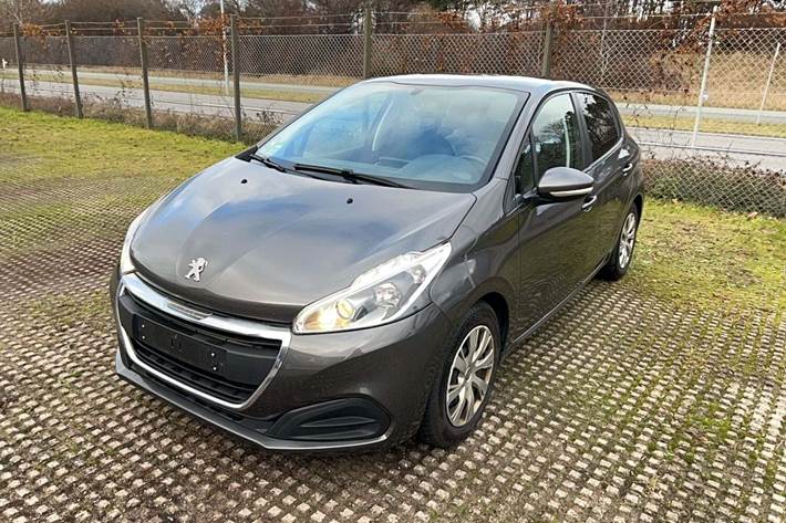 Grå Peugeot 208 fra 2018 set udefra