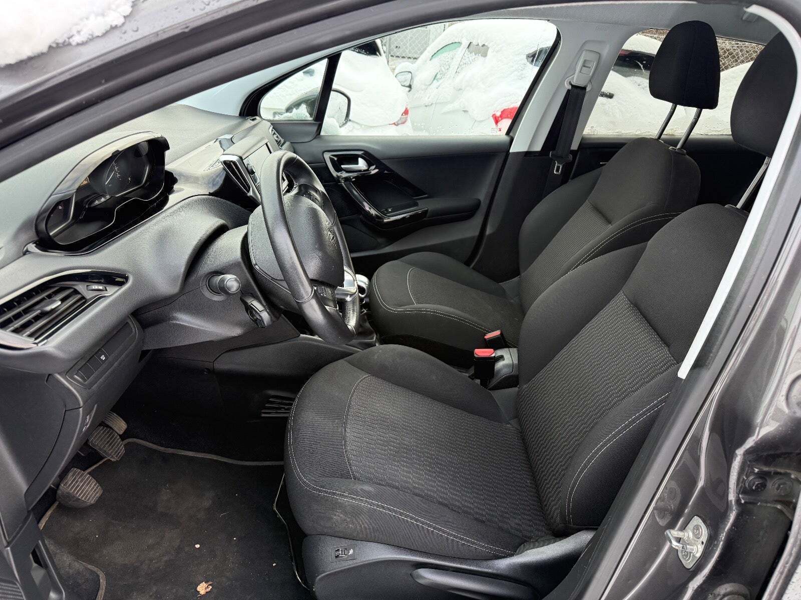 Grå Peugeot 208 fra 2018