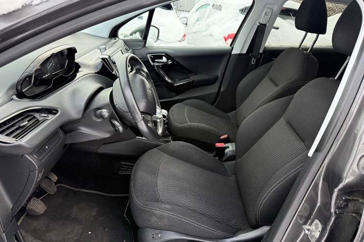 Grå Peugeot 208 fra 2018