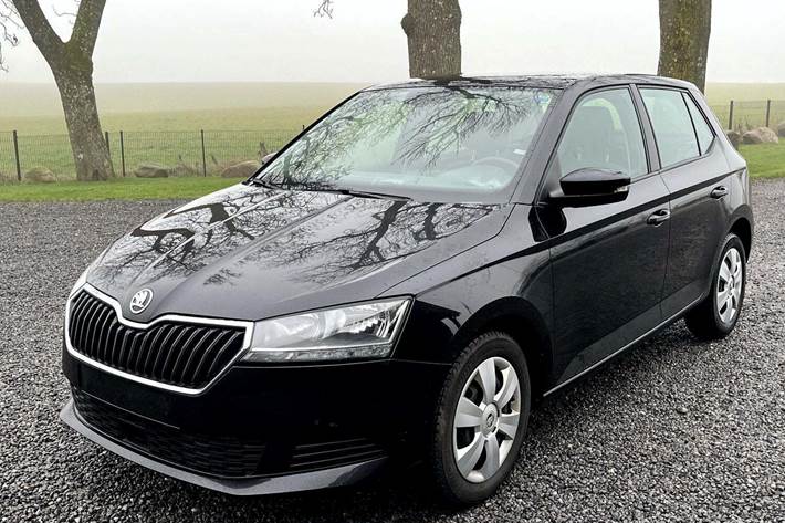 Sort Skoda Fabia fra 2021 set udefra