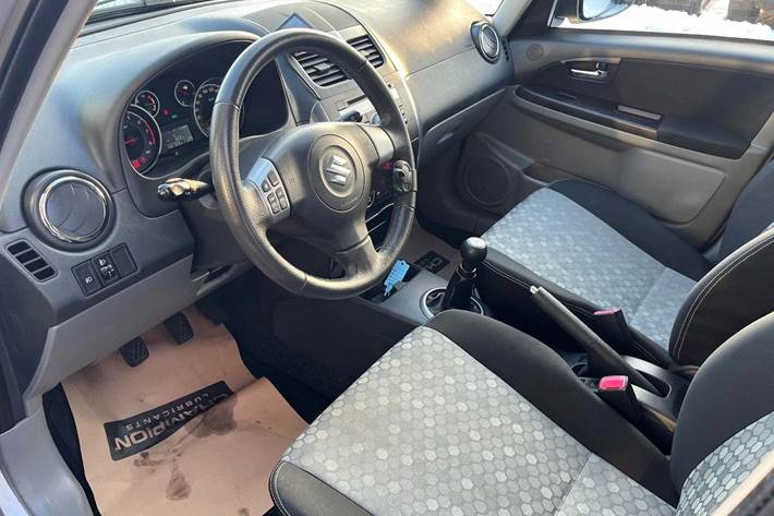 Sølv Suzuki SX4 fra 2014 set indefra