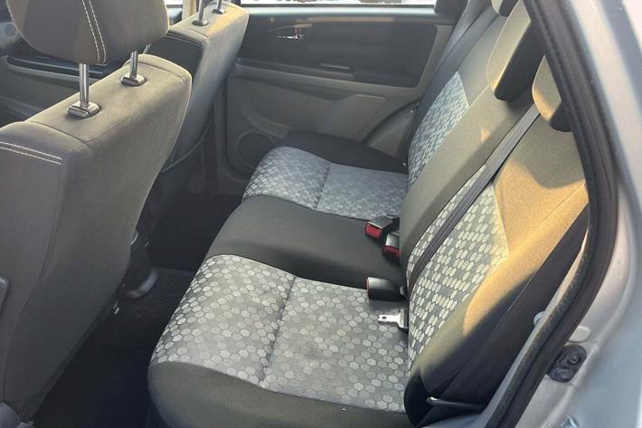 Sølv Suzuki SX4 fra 2014 set indefra