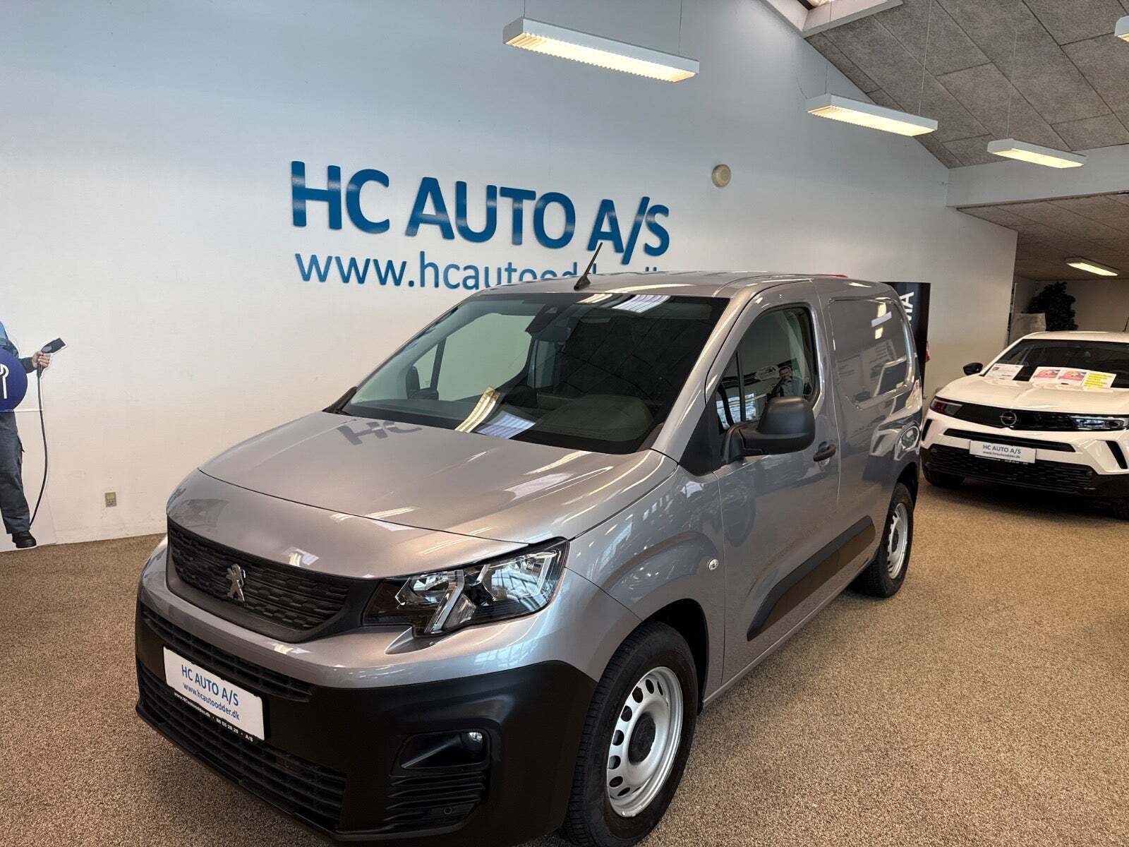 Grå Peugeot e-Partner fra 2023