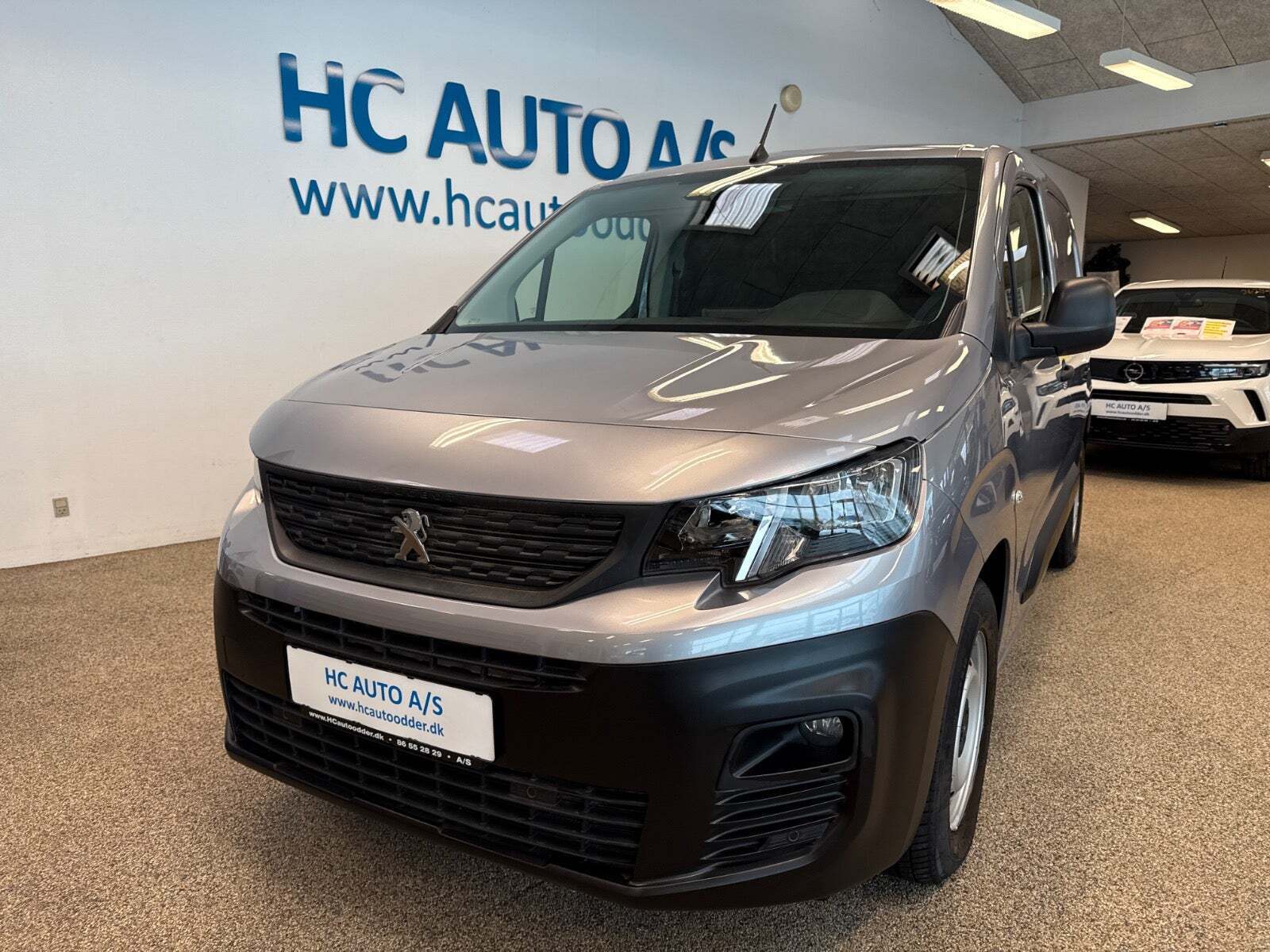 Grå Peugeot e-Partner fra 2023