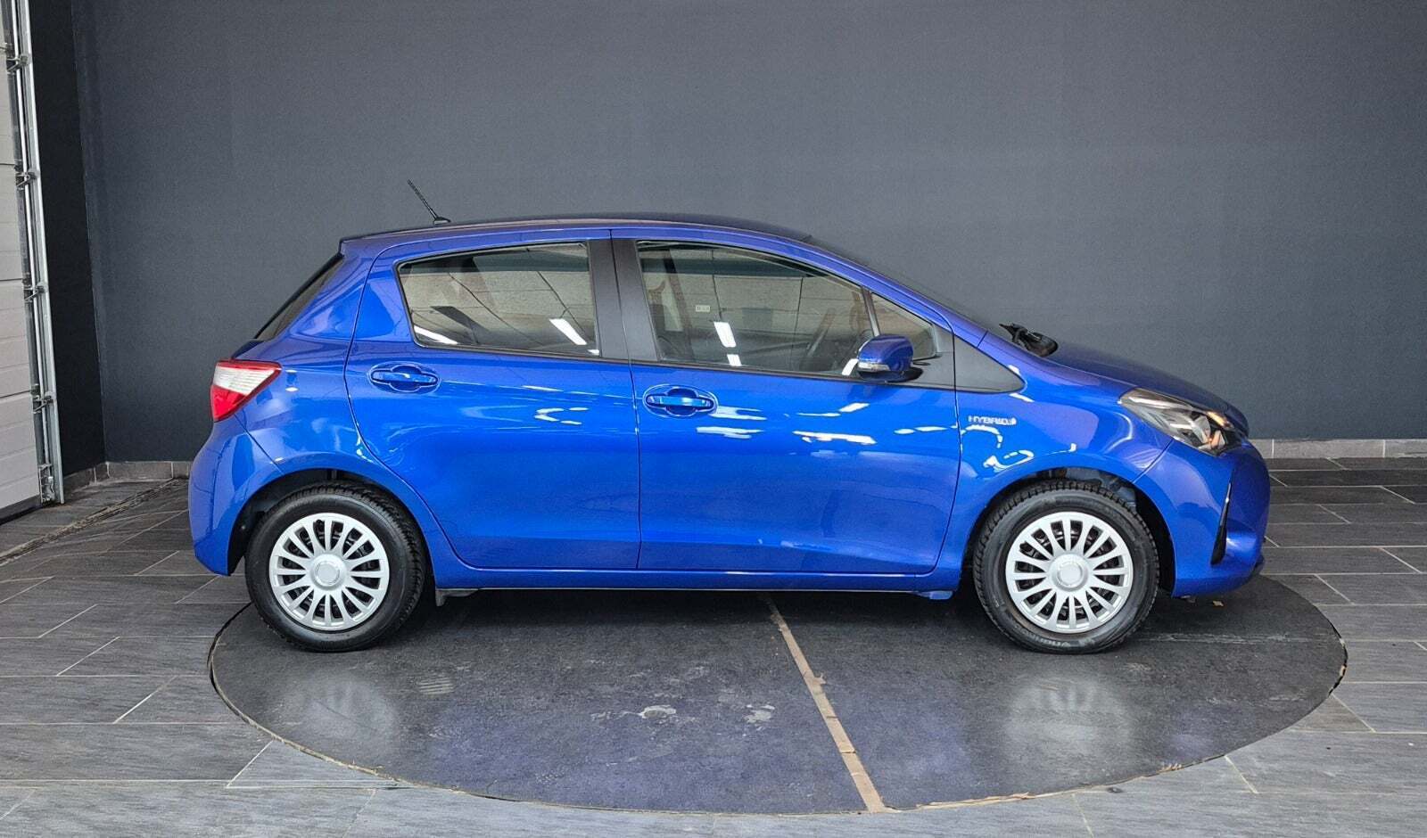 Blå Toyota Yaris fra 2019