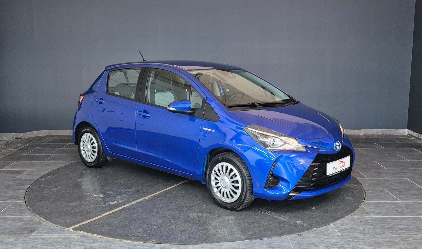 Blå Toyota Yaris fra 2019