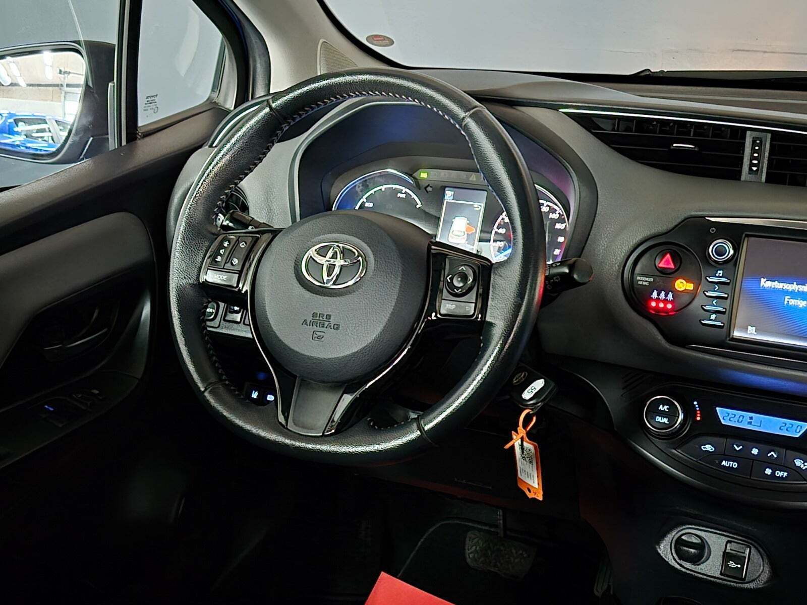 Blå Toyota Yaris fra 2019