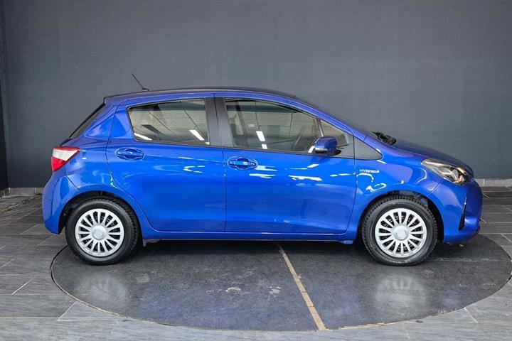 Blå Toyota Yaris fra 2019