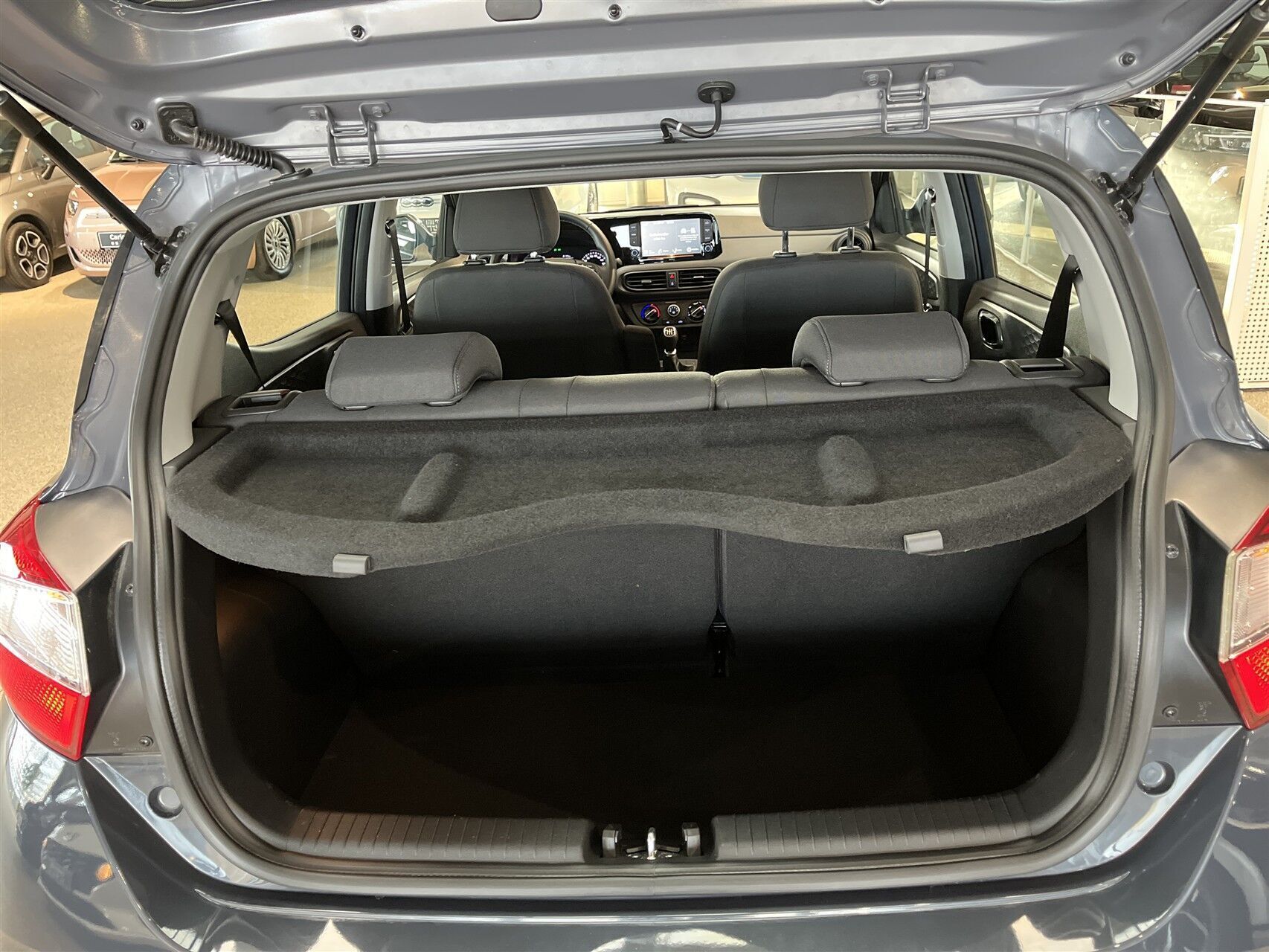 Grå Hyundai i10 fra 2023