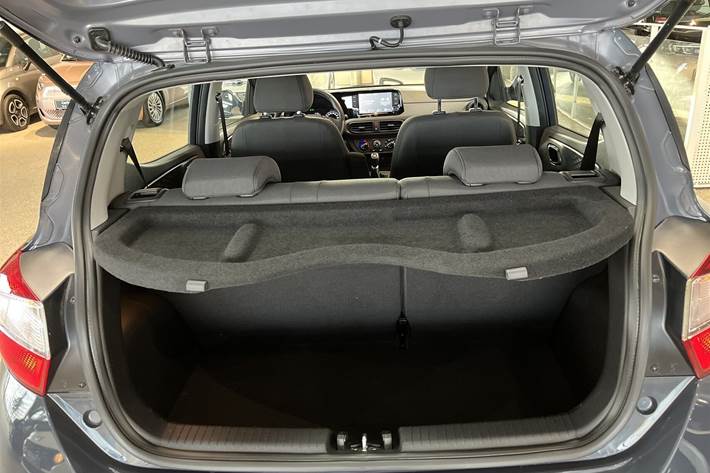 Grå Hyundai i10 fra 2023