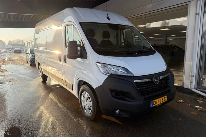 Hvid Opel Movano fra 2025