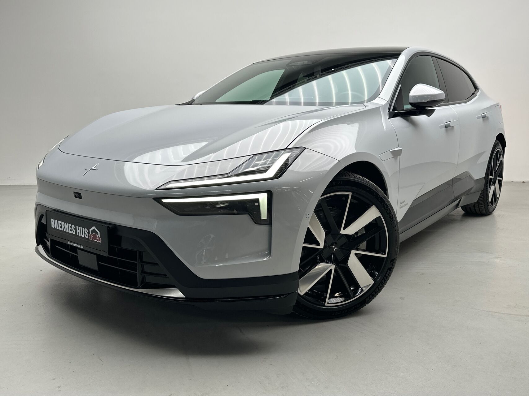 Grå Polestar 4 fra 2024
