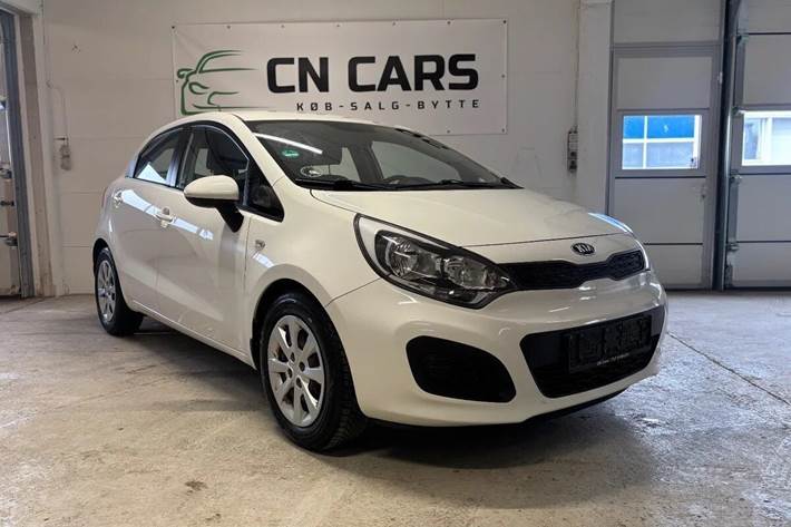 Hvid Kia Rio fra 2014 set udefra