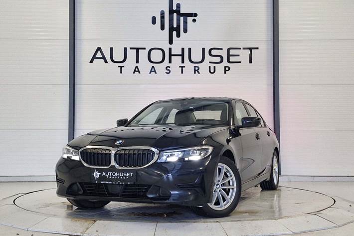 Sort BMW 330i fra 2019 set udefra