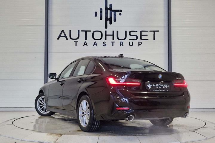 Sort BMW 330i fra 2019