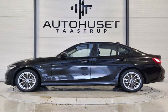 Sort BMW 330i fra 2019