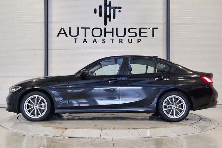 Sort BMW 330i fra 2019