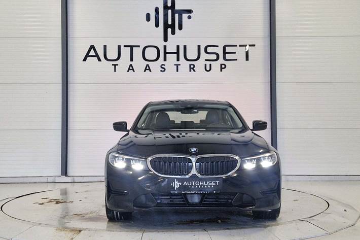 Sort BMW 330i fra 2019 set udefra