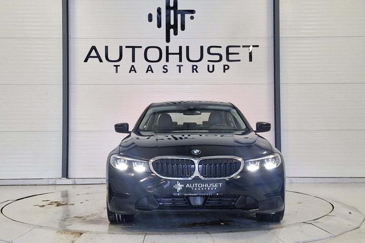 Sort BMW 330i fra 2019 set udefra