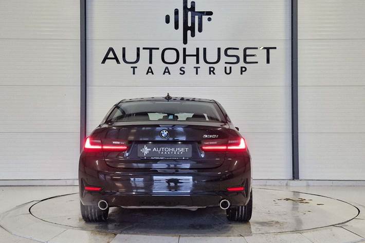 Sort BMW 330i fra 2019 set udefra