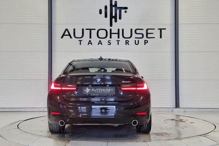 Sort BMW 330i fra 2019 set udefra