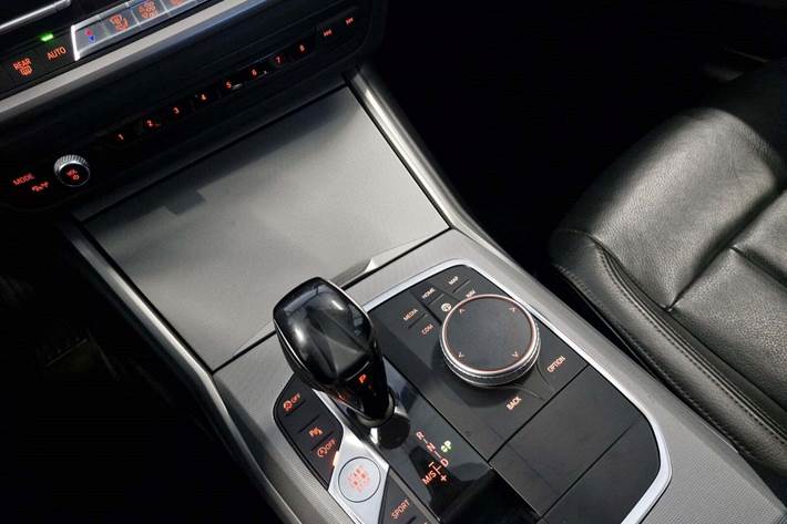 Sort BMW 330i fra 2019