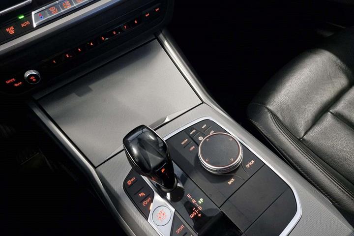 Sort BMW 330i fra 2019