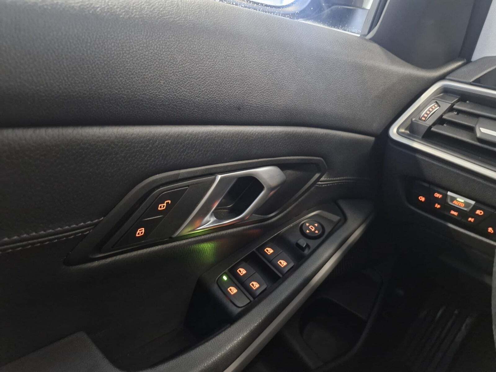 Sort BMW 330i fra 2019