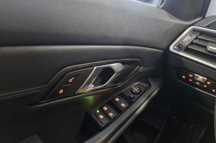 Sort BMW 330i fra 2019