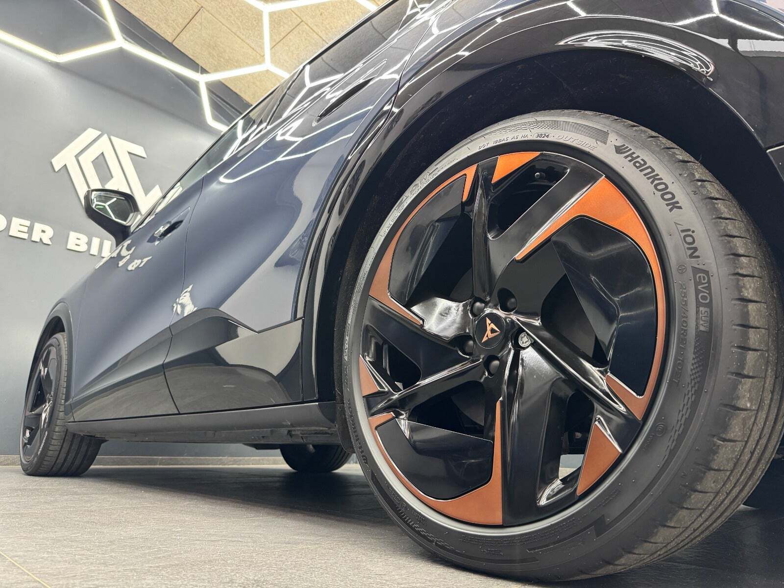 Blå Cupra Tavascan fra 2025