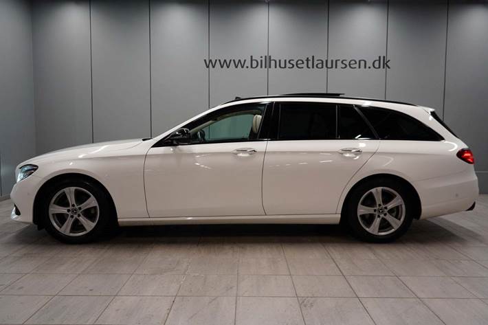 Hvid Mercedes E200 d fra 2019 set udefra