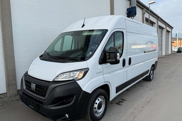 Hvid Fiat Ducato 35 fra 2021 set udefra