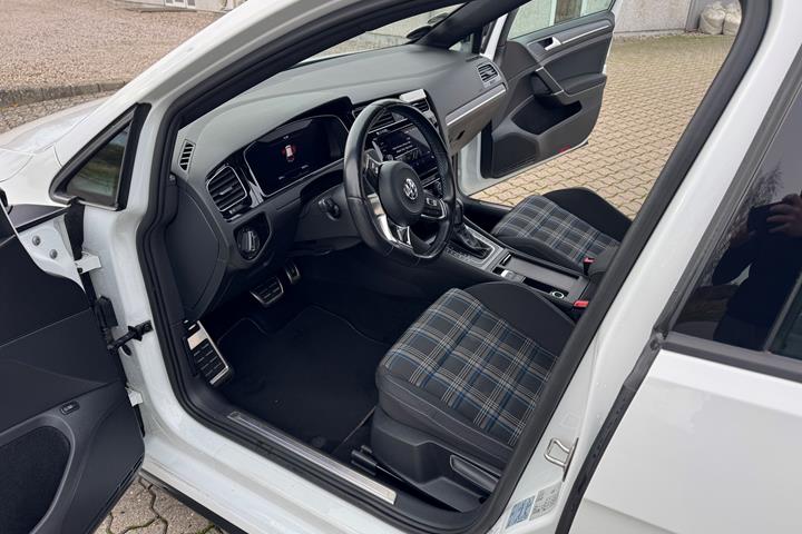 Hvid VW Golf fra 2020