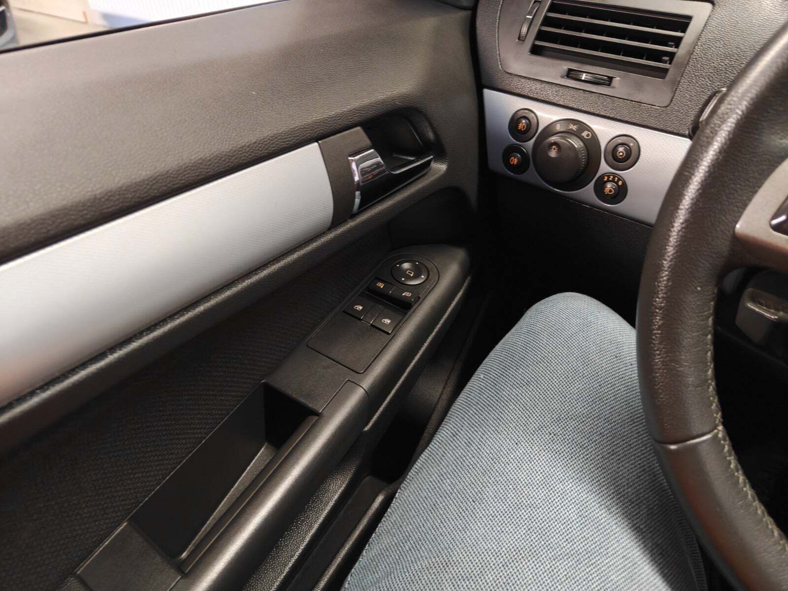 Gul Opel Astra fra 2007