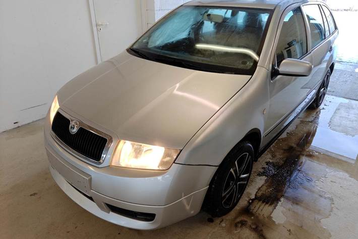 Gul Skoda Fabia fra 2003