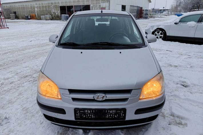 Gul Hyundai Getz fra 2004 set udefra