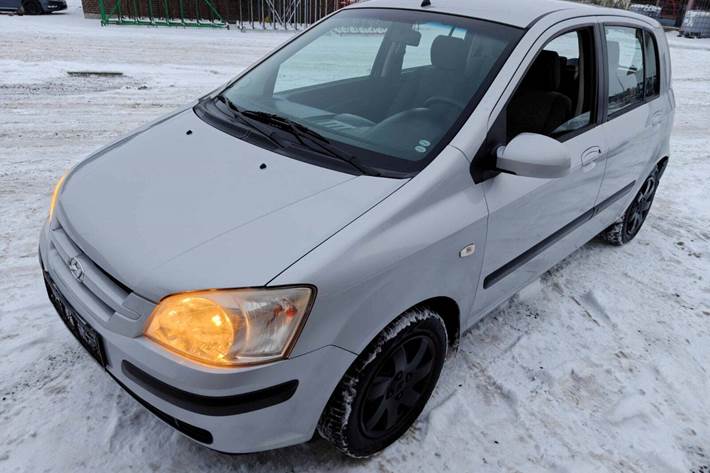 Gul Hyundai Getz fra 2004 set udefra