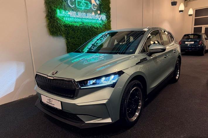 Grøn Skoda Enyaq fra 2022 set udefra