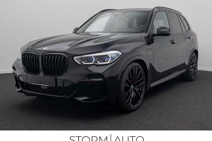 Sort BMW X5 fra 2022 set udefra