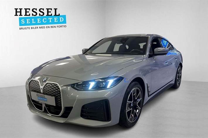 Grå BMW i4 fra 2025 set udefra