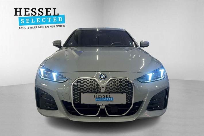 Grå BMW i4 fra 2025
